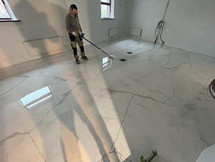 Законченный полимерный пол под камень Готовый эпоксидный полимерный пол под камень в Москве