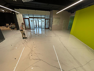 Законченный пол из эпоксидной смолы под мрамор Готовый эпоксидный пол под мрамор