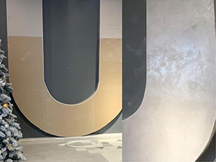 Законченная работа с нанесением микроцемента на стены Пример нанесения микроцемента в Москве